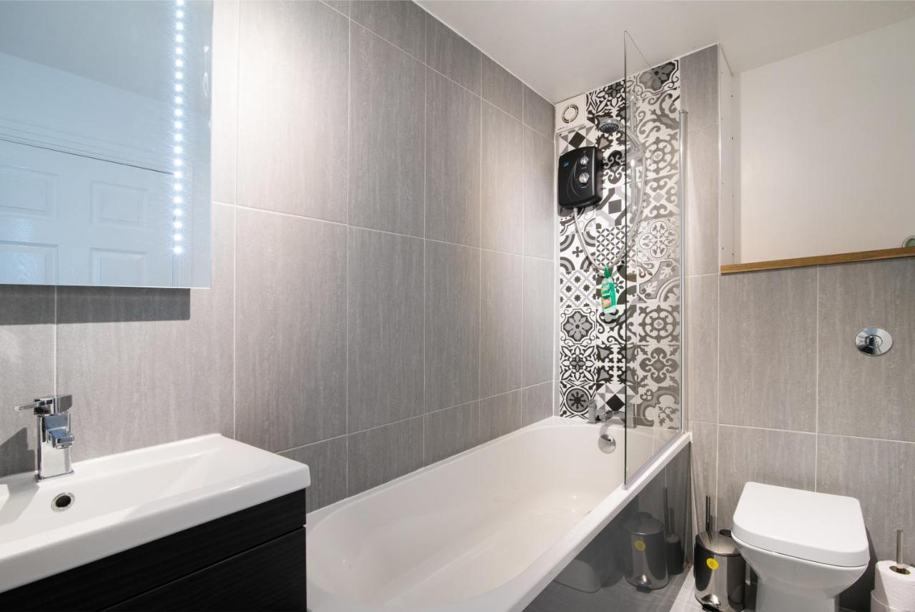 Апартаменты Immaculate 3 Bed House - Stunning Balcony Views Матлок Экстерьер фото